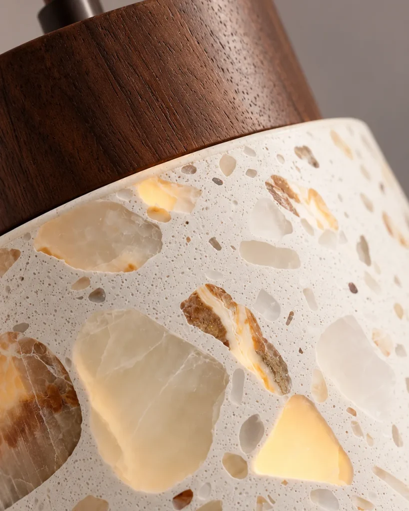 Lampada a sospensione NARO, terrazzo e legno – dettaglio delle scaglie del terrazzo e del collare in legno