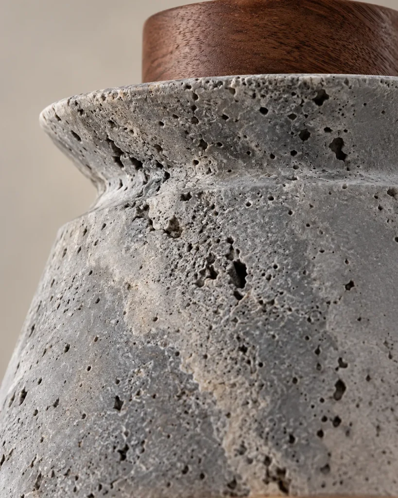 Hängelampe ILOA, Glocke aus rohem Travertin mit Nussbaumring – Detailansicht der Travertinporen und des Nussbaumrings