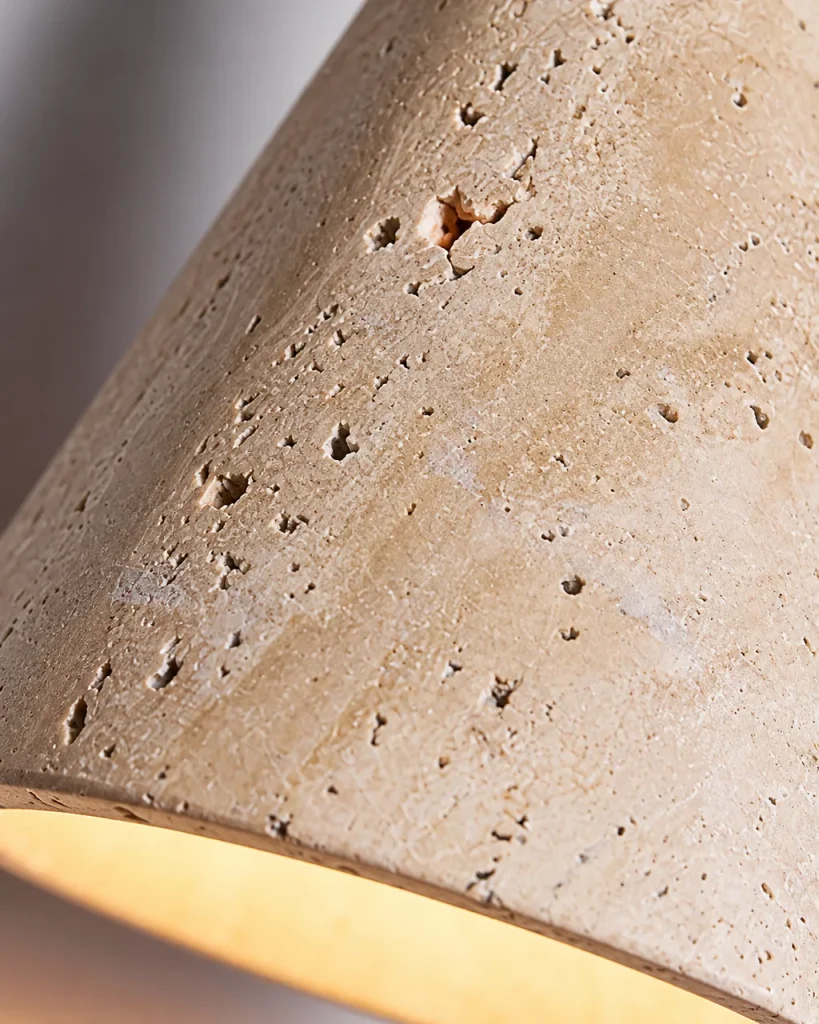 Lampada a sospensione EOS, travertino e noce – dettaglio dei pori del travertino e dell'apertura illuminata