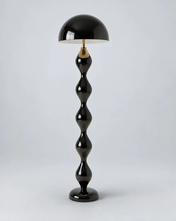 Stehlampe mit skulpturalem Fuss und Kuppelschirm – AVEN