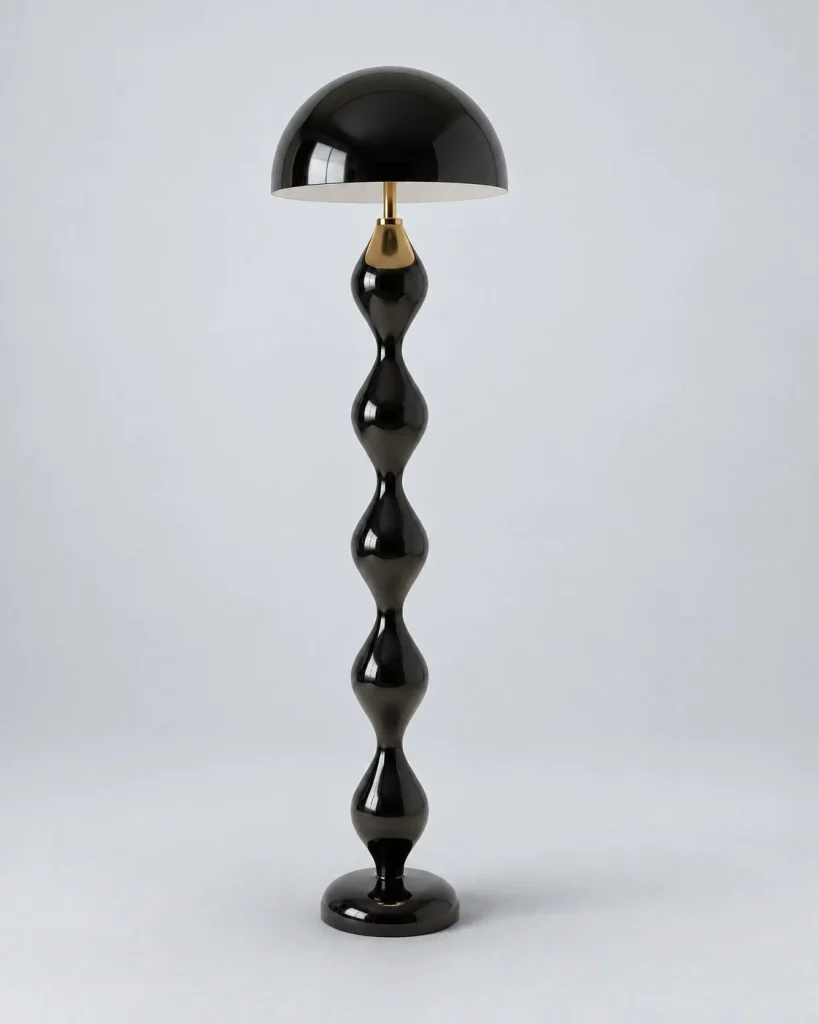 Stehlampe mit skulpturalem Fuss und Kuppelschirm AVEN – Schwarz, Studioansicht