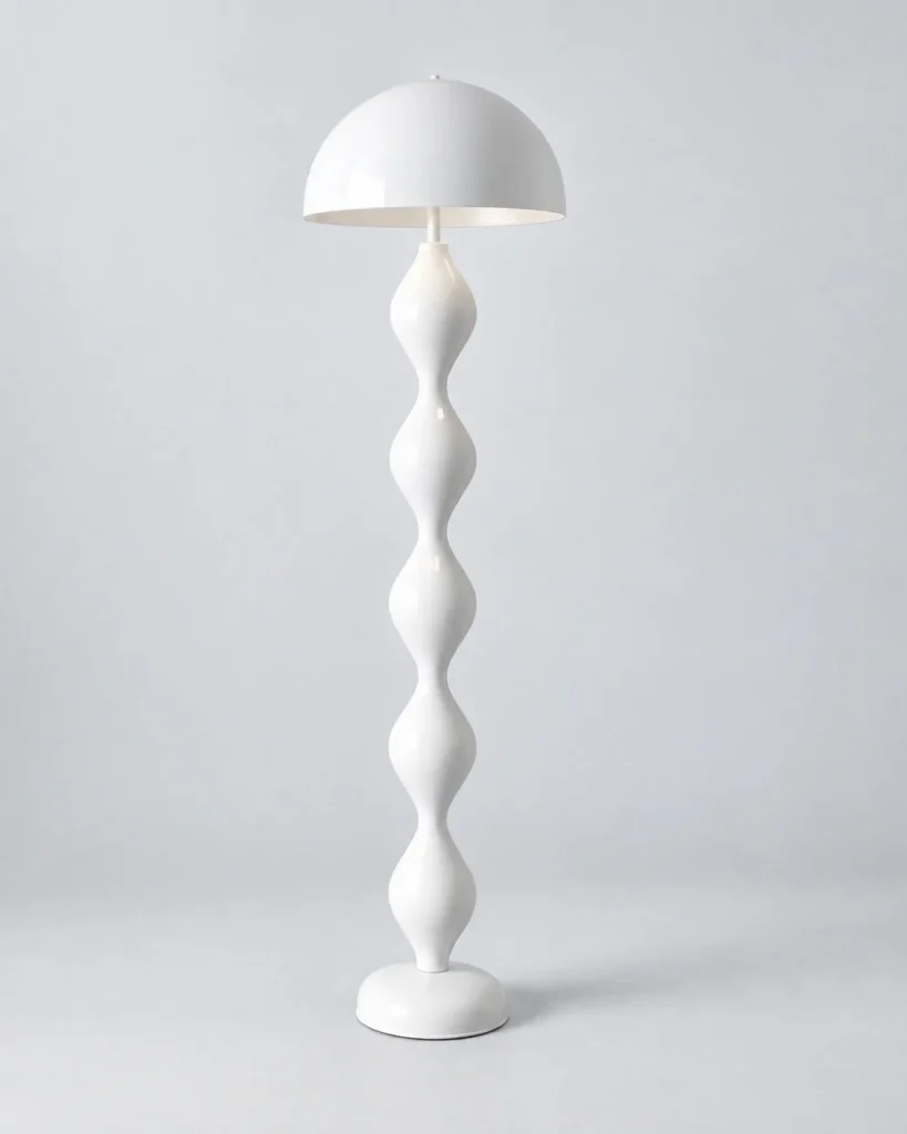 Stehlampe mit skulpturalem Fuss und Kuppelschirm AVEN – Weiss, Studioansicht
