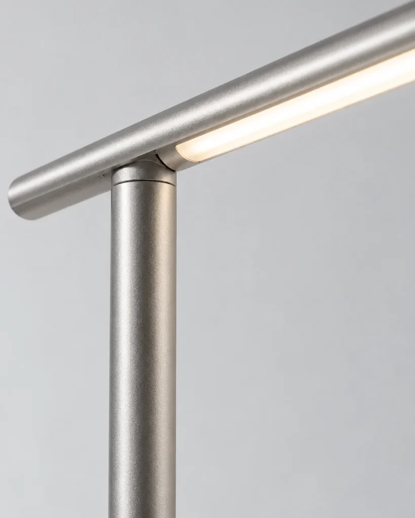 Lampada da tavolo RUNO, senza fili, pieghevole – dettaglio dello snodo e del diffusore LED sotto la barra luminosa