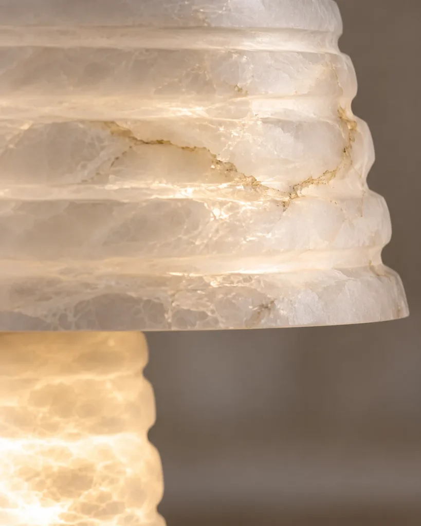 Tischlampe BOLZA, Gestufter Alabasterschirm auf Steinfuss – Detailansicht des gestuften Alabasterschirms und der Steinadern