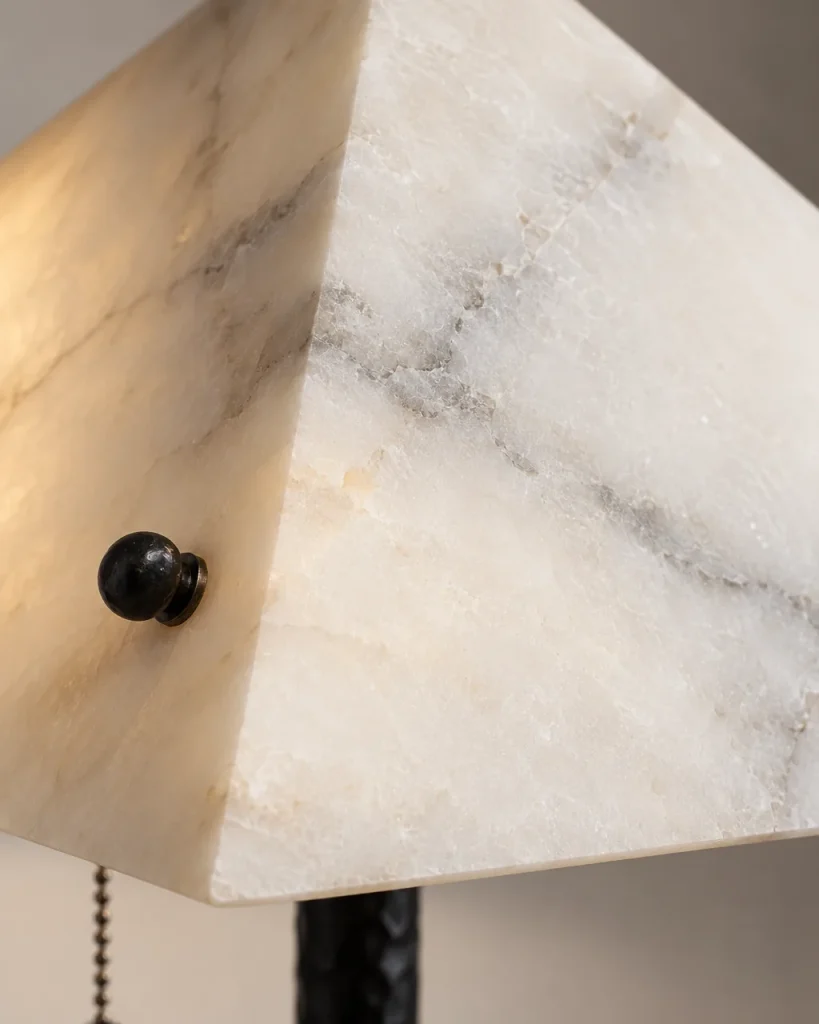 Tischlampe CIRVI, Pyramidenschirm aus Alabaster auf schwarzem Fuss – Detailansicht der Alabasterkante, der Steinadern und der Zugkette