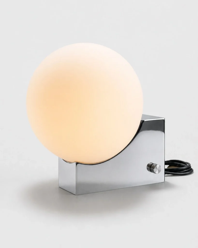 Tischlampe TERO, Metallfuss und asymmetrische Opalglaskugel – Chrom, Produktfoto