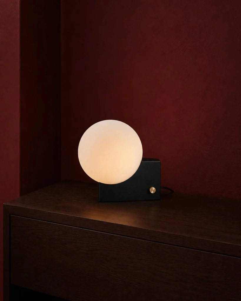 Tischlampe TERO, Metallfuss und asymmetrische Opalglaskugel – Schwarz, in einer Raumszene