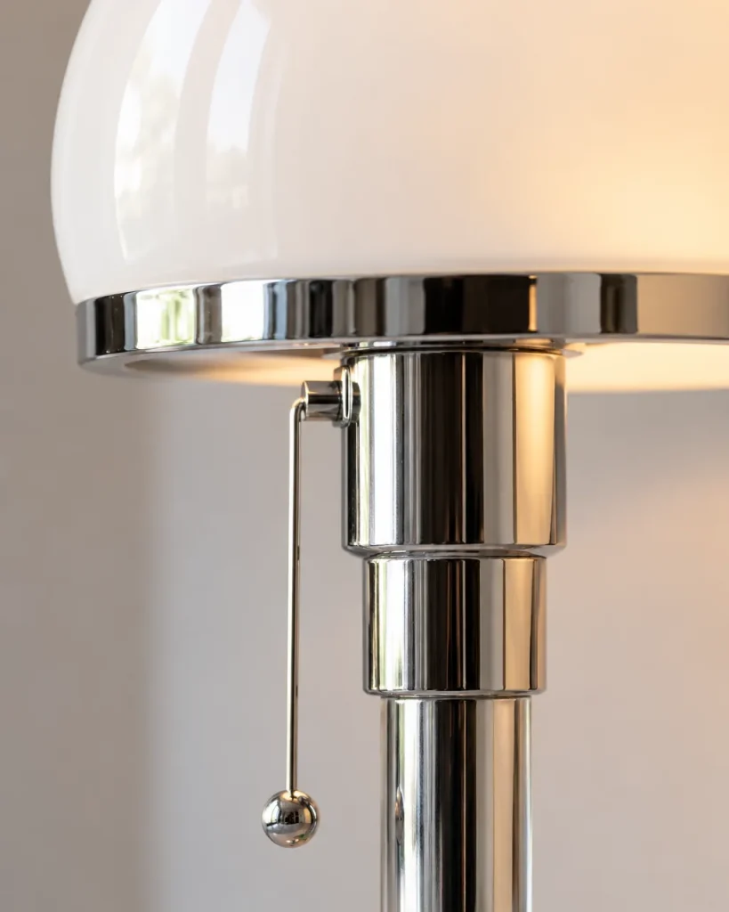 Tischlampe DOLIA, Bauhaus-Stil mit Opalglaskuppel und Chrom – Detailansicht von Opalglas, Chromring und Zugkette mit Kugel