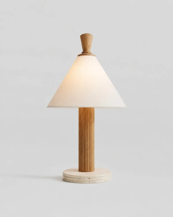 Tischlampe in geriffelter Holzoptik mit Stoffschirm – TÉA