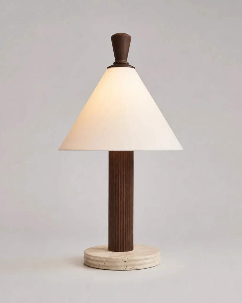 Tischlampe in geriffelter Holzoptik mit Stoffschirm TÉA – Dunkles Holz, Produktfoto