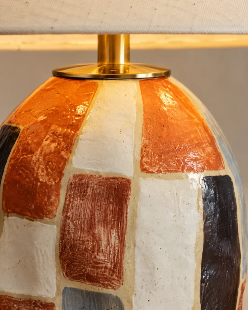 Tischlampe VALA, Bemalter Keramikfuss mit Leinenschirm – Detailansicht der bemalten Keramik, des Messinghalses und des Leinenschirms