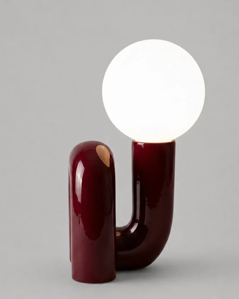 Tischlampe ARCA, skulpturaler Kunstharzfuss und Glaskugel – Bordeaux, Produktfoto
