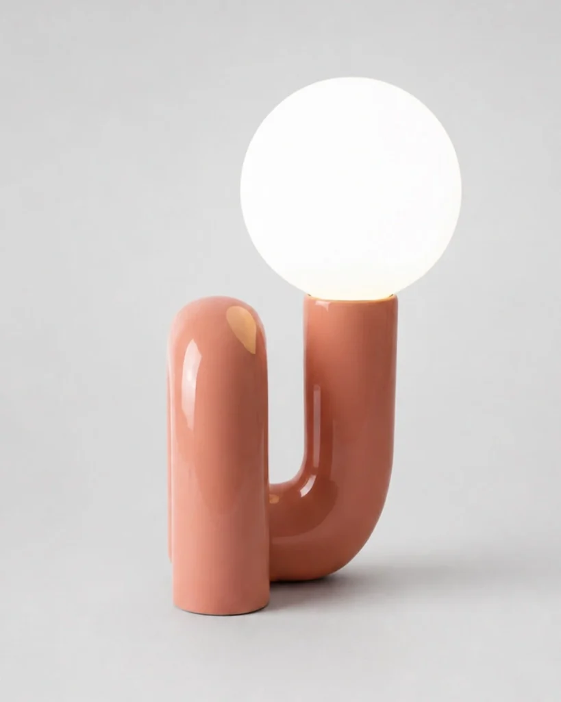 Tischlampe ARCA, skulpturaler Kunstharzfuss und Glaskugel – Rosa, Produktfoto