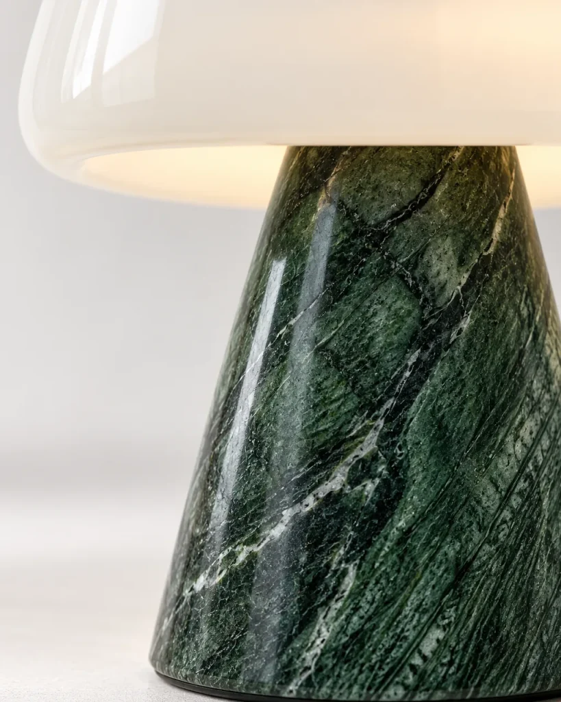Tischlampe NOKA, Opalglaskuppel auf Marmorkegel – Detailansicht des polierten grünen Marmors und des Opalglasrands