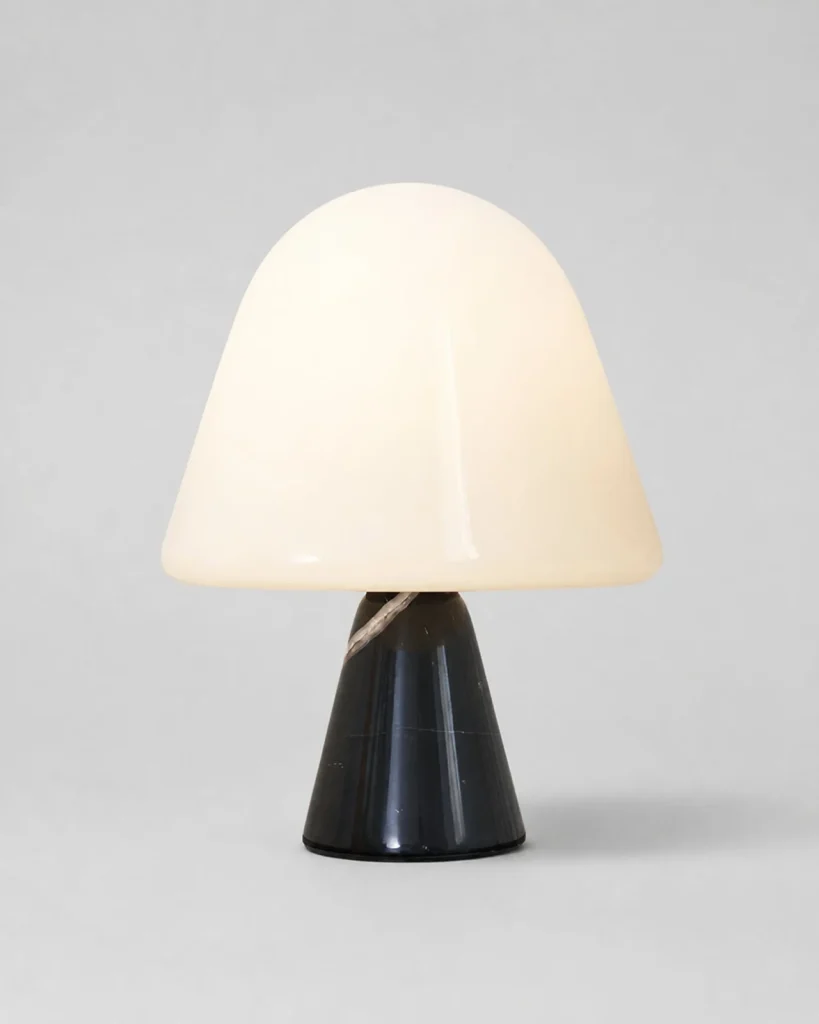 Tischlampe NOKO, Marmorfuss und Opalglaskuppel – Schwarzer Marmor, Produktfoto