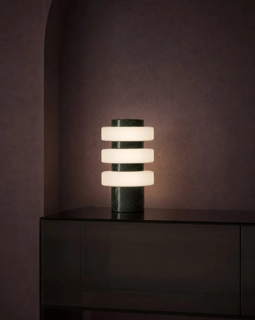 Tischlampe JALA, Naturstein und Acryl mit Lichtfarbwechsel – Grüner Marmor, in einer Raumszene