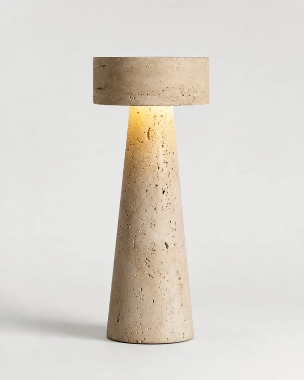 Tischlampe: skulpturaler Travertin-Monolith – BELLO