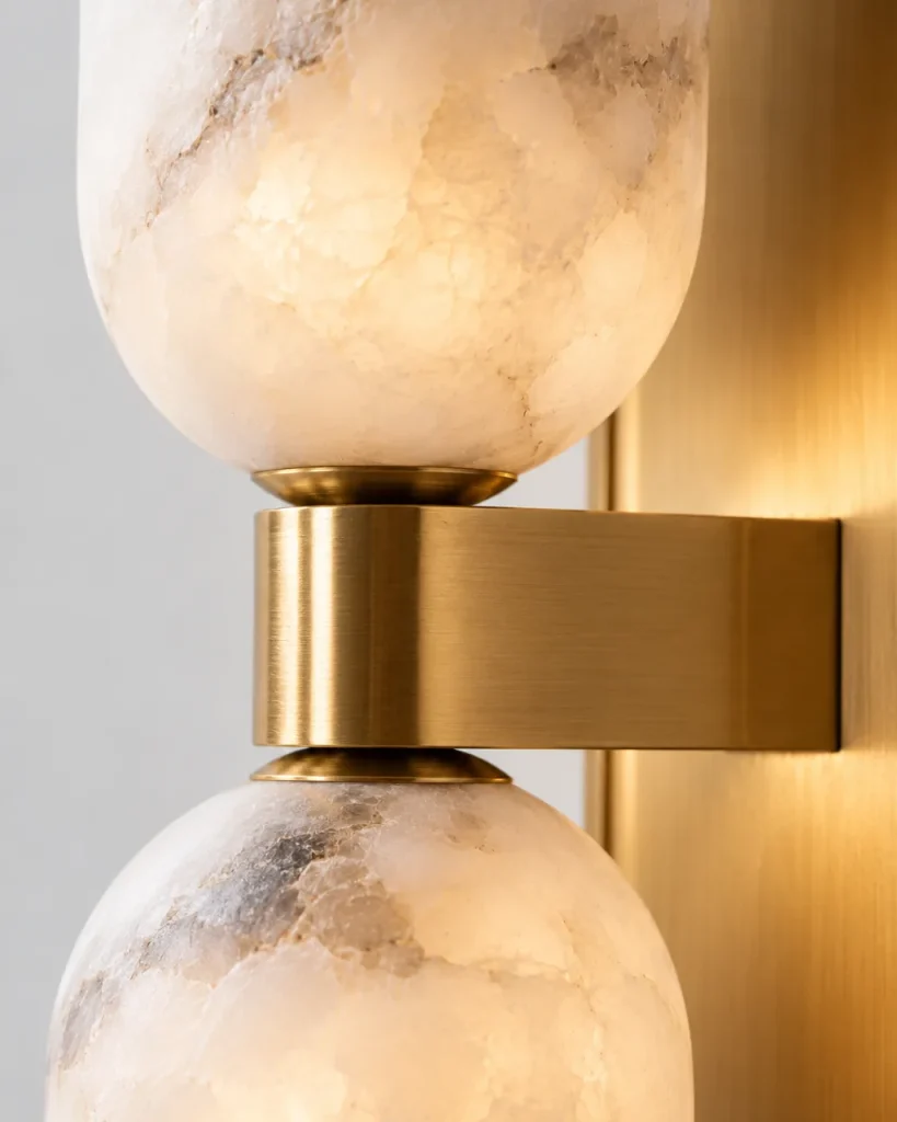 Wandlampe BURFA, Alabaster-Wandleuchte mit zwei Schirmen – Detailansicht der Alabasteradern und des Messingstegs