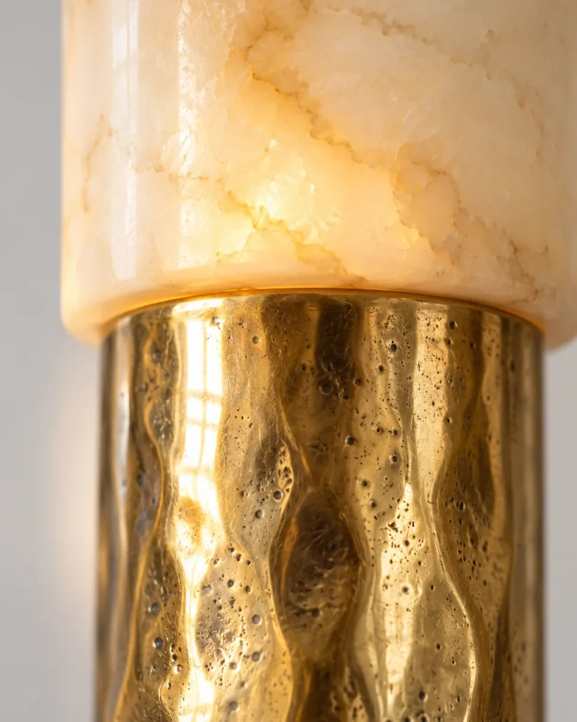 Wandlampe ERTE, Fackel-Wandleuchte mit Alabasterzylinder – Detailansicht des Alabasterzylinders auf dem gehämmerten Metallstab