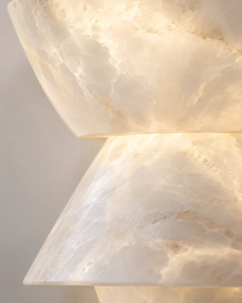 Wandlampe TARA, Alabaster-Wandleuchte in gestufter Form – Detailansicht der beleuchteten Alabasteradern