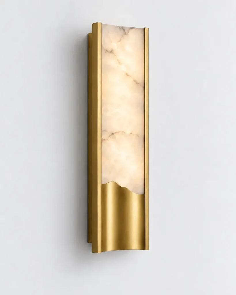 Wandlampe ERFI, Alabaster-Wandleuchte mit gewellter Blende – Messing, Produktfoto