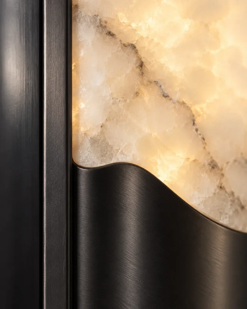 Wandlampe ERFI, Alabaster-Wandleuchte mit gewellter Blende – Detailansicht der Alabasteradern und der gewellten Metallblende