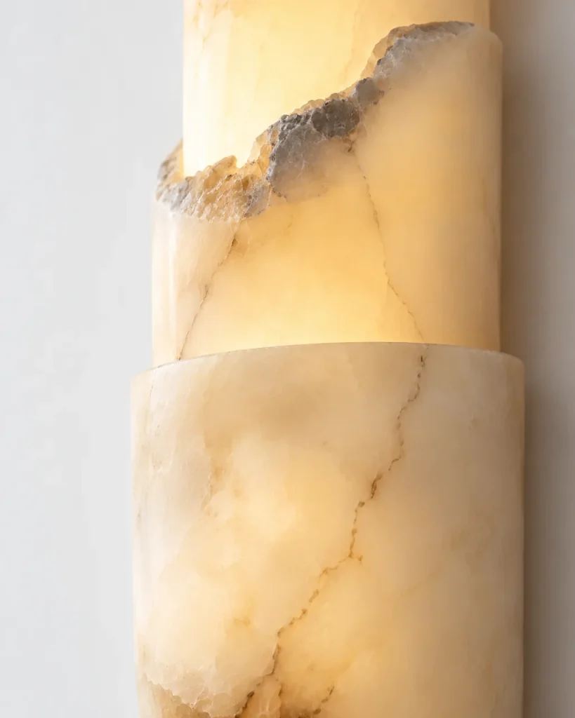 Wandlampe INDA, Alabaster-Kaskade aus versetzten Elementen – Detailansicht der Bruchkanten und Adern im Alabaster