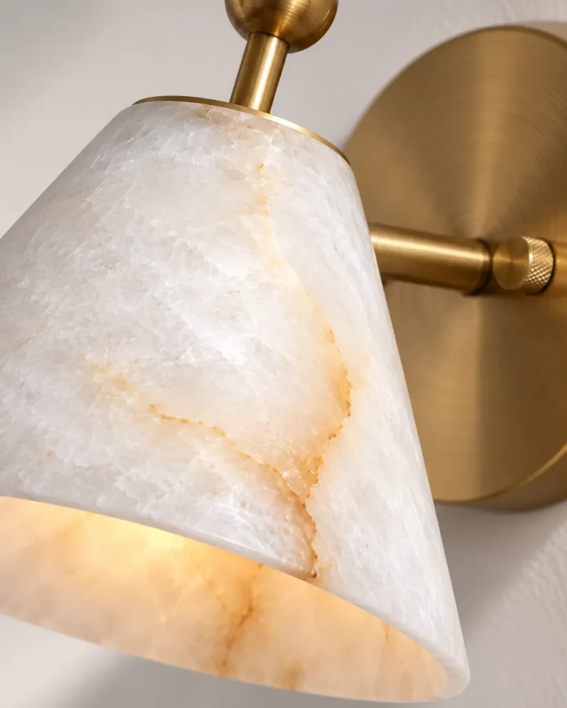 Wandlampe ARZI, Alabaster-Leuchte mit Kegelschirm – Detailansicht des Alabasterschirms mit Messinghalterung