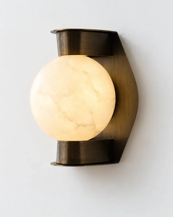 Wandlampe: Alabasterkugel im Metallrahmen – BUDI