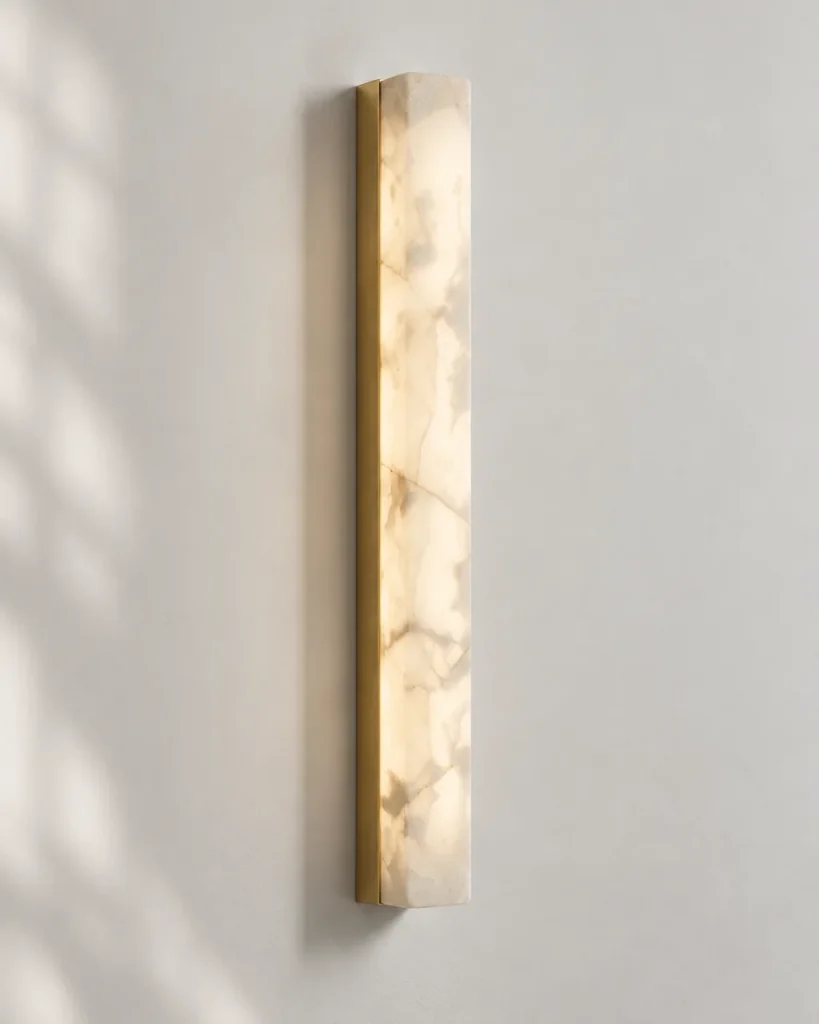 Wandlampe BERGEN, schmale Alabaster-Lichtsäule, LED – Messing, Produktfoto