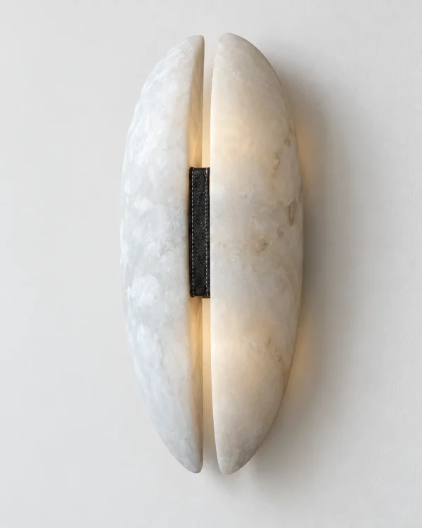 Wandlampe: Alabaster-Wandleuchte mit Lederlasche – BUZA