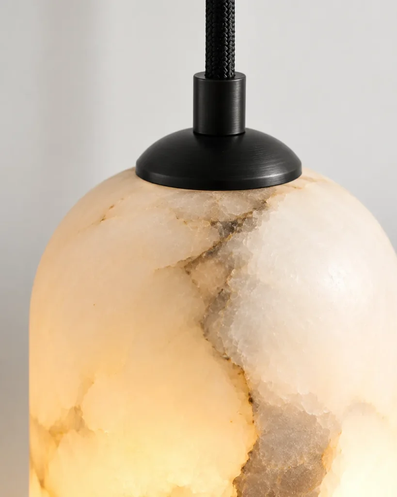 Wandlampe TEVEAR, Alabaster-Wandleuchte mit abgehängtem Zylinder – Detailansicht der Alabasteradern an der Schirmschulter