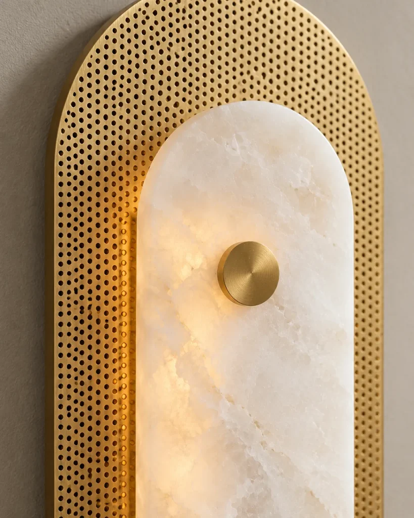 Applique DALCE, lastra di alabastro su ottone forato, LED – dettaglio di alabastro, bottone in ottone e piastra forata
