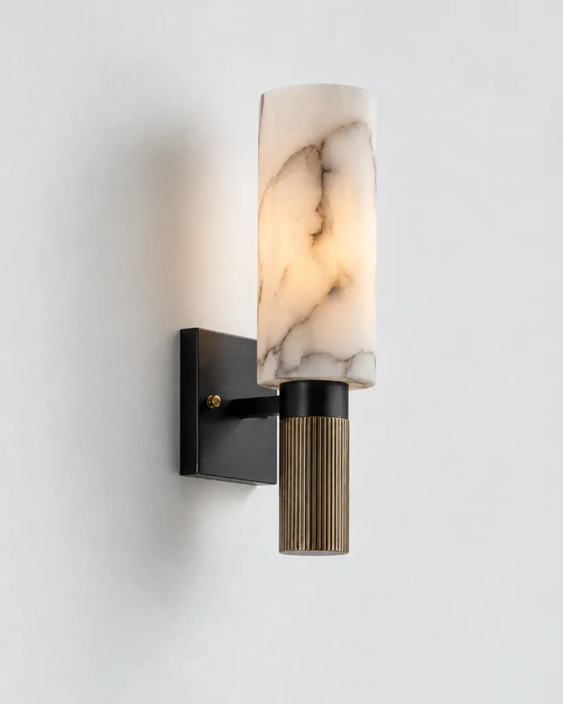 Wandlampe EKO, Alabasterzylinder auf geriffeltem Messing – Alabaster, Messing und Schwarz, Produktfoto