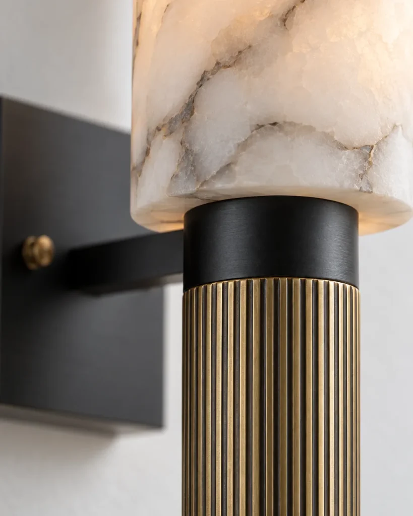 Wandlampe EKO, Alabasterzylinder auf geriffeltem Messing – Detailansicht der Alabasteradern, des schwarzen Rings und des geriffelten Messings