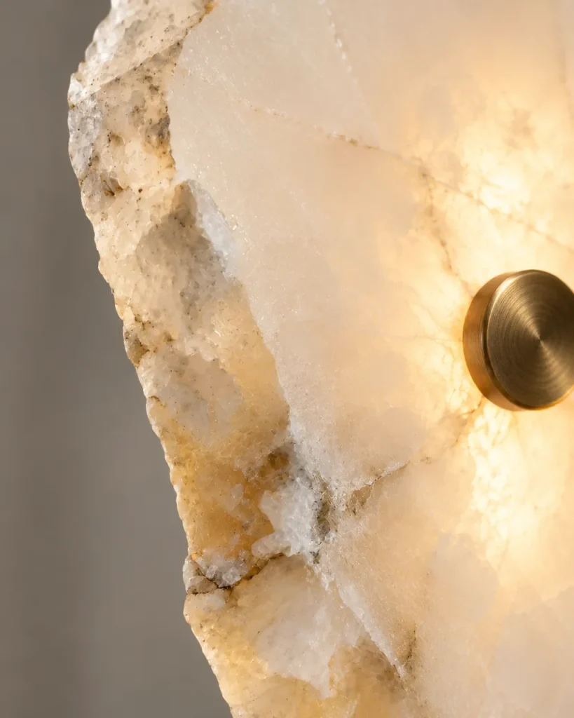 Wandlampe MAART, Alabasterscheiben mit Naturkante, 1 bis 9 – Detailansicht der rohen Alabasterkante und der Messingniete