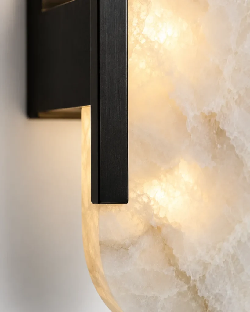 Wandlampe MYRIA, Ovale Alabasterplatte im Art-déco-Stil – Detailansicht der Alabastereinschlüsse und der schwarzen Schiene