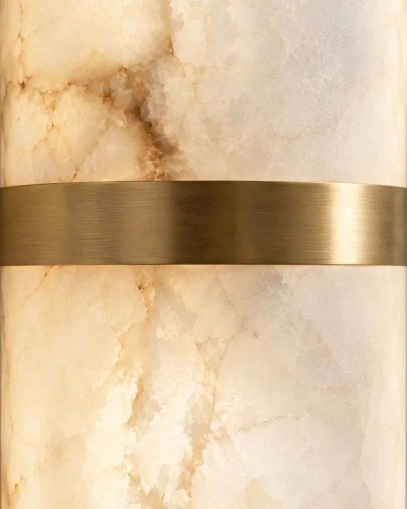 Wandlampe AUREA, ovale Alabaster-Leuchte mit Zierband, LED – Detailansicht der Alabasteradern mit Messingband