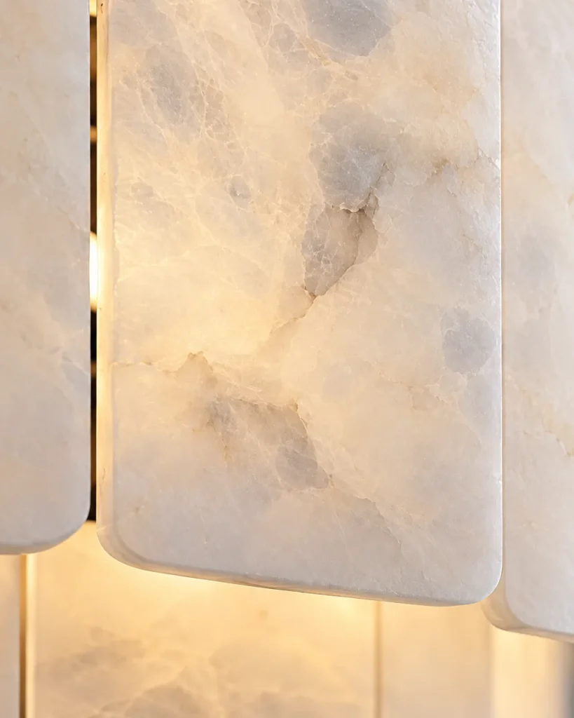 Wandlampe KURJE, Alabaster-Wandleuchte aus Steinplatten – Detailansicht der Alabasteradern und der gerundeten Plattenkante