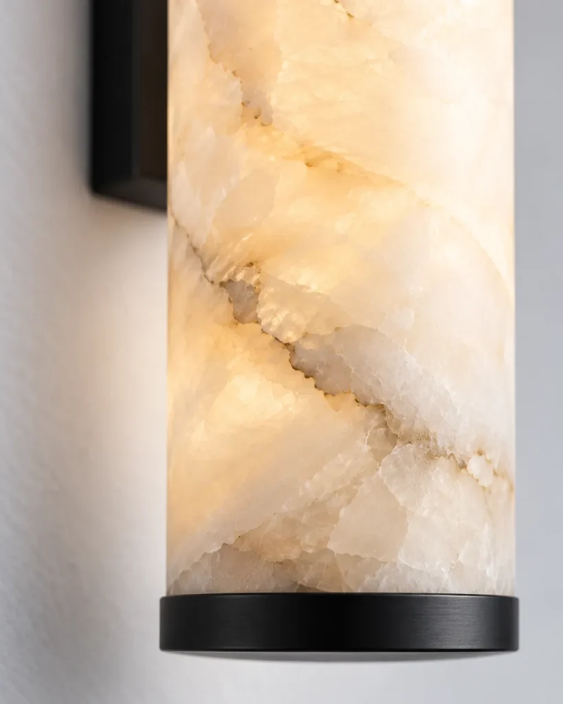Wandlampe ELDUR, Alabastersäule mit LED, 50 bis 80 cm – Detailansicht der Alabastermaserung und des schwarzen Rings