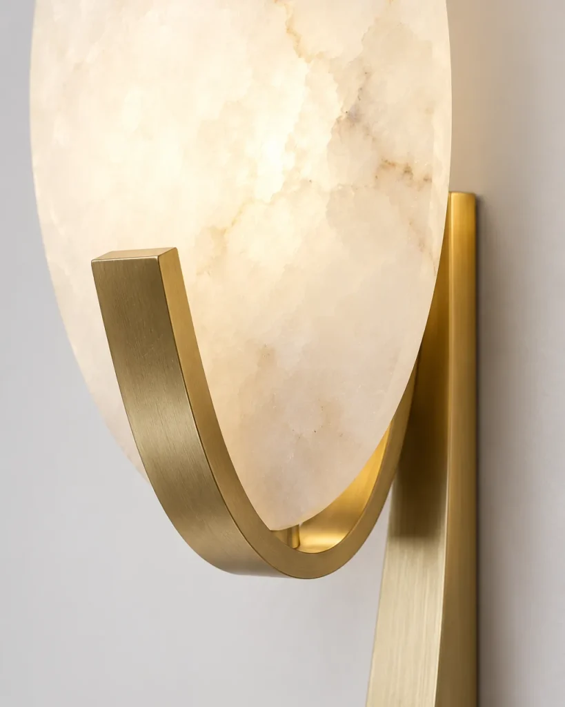 Wandlampe CALNA, Alabasterscheibe in Metallbügel – Detailansicht der Alabasterscheibe im Metallbügel