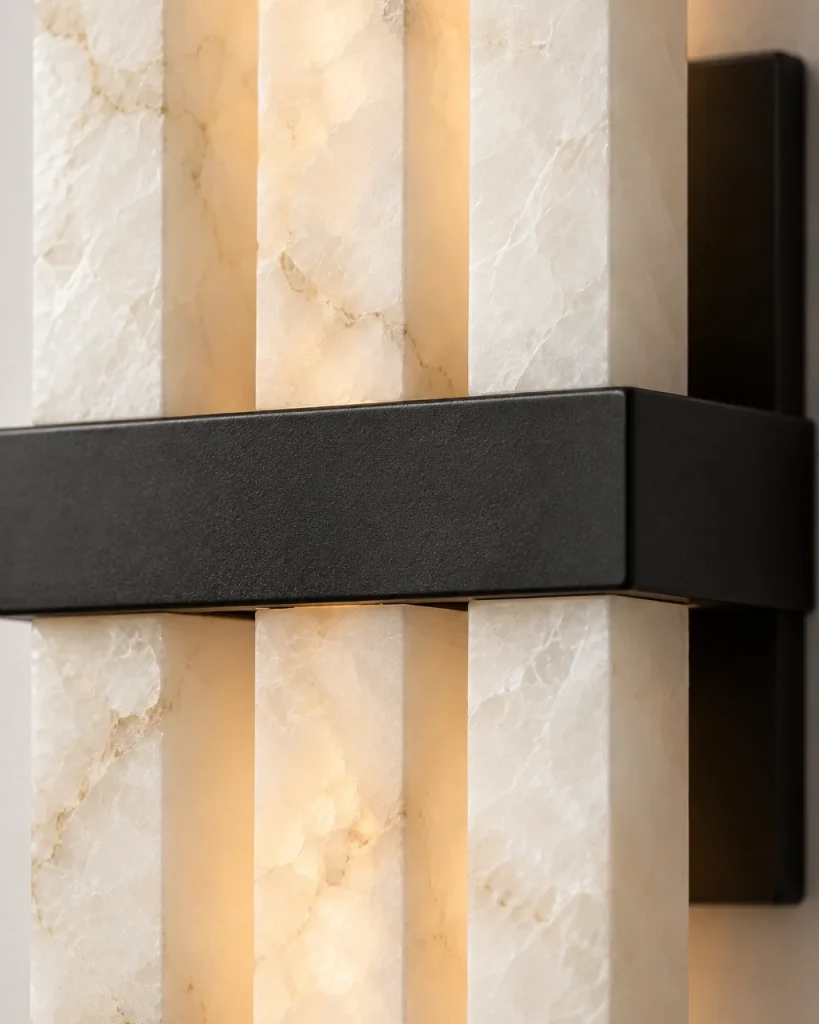 Wandlampe BELBA, Alabaster-Stäbe mit schwarzer Halterung – Detailansicht der Alabasterstäbe und des Querträgers