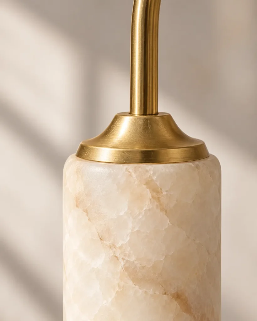 Wandlampe OLZO, Alabasterzylinder am Bogen aus Messing – Detailansicht der Alabasteradern und der Messingkappe