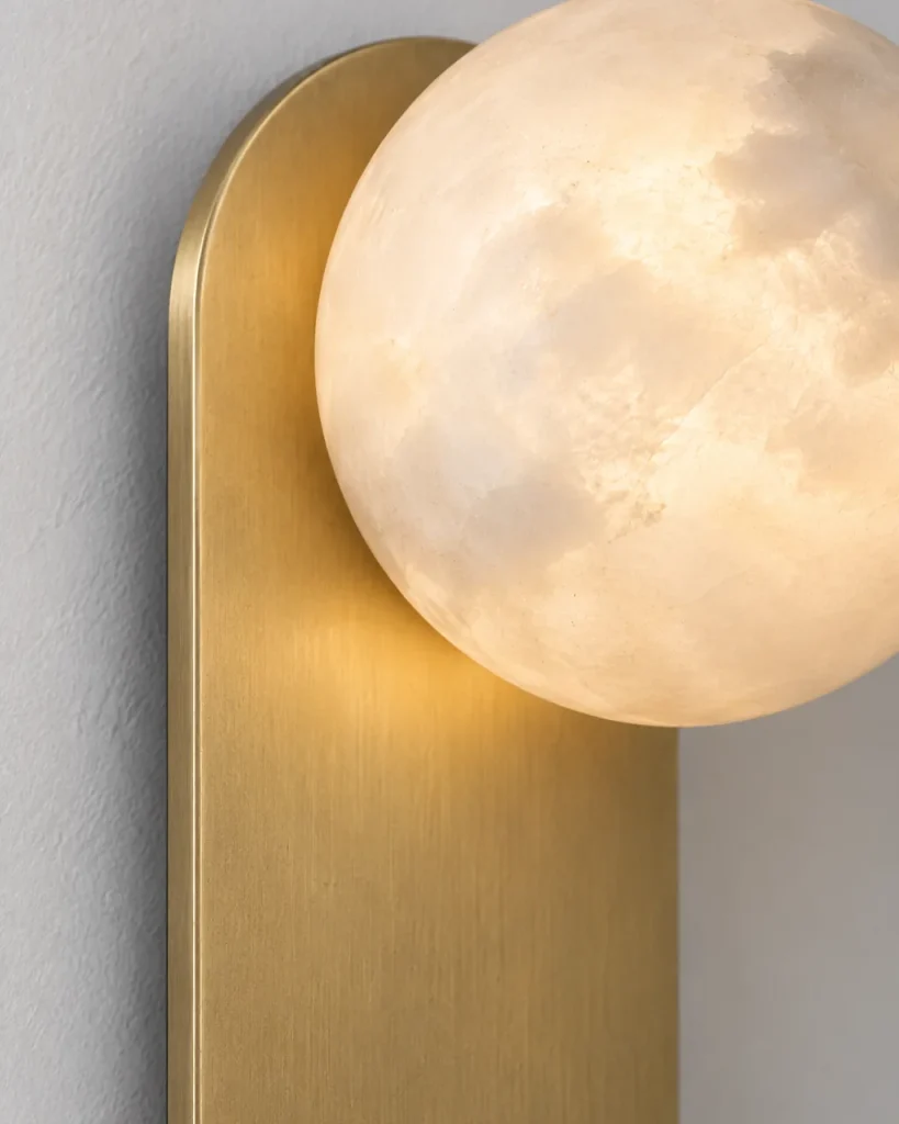 Wandlampe ALNE, Alabasterkugel auf ovaler Wandplatte – Detailansicht der leuchtenden Alabasterkugel