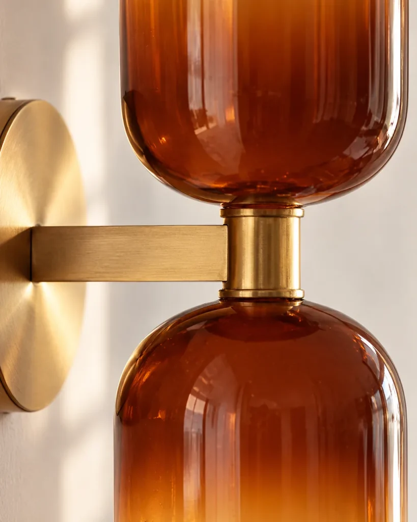Wandlampe GALO, Up & Down mit Bernsteinglas und Gold – Detailansicht von Bernsteinglas und goldenem Metallring