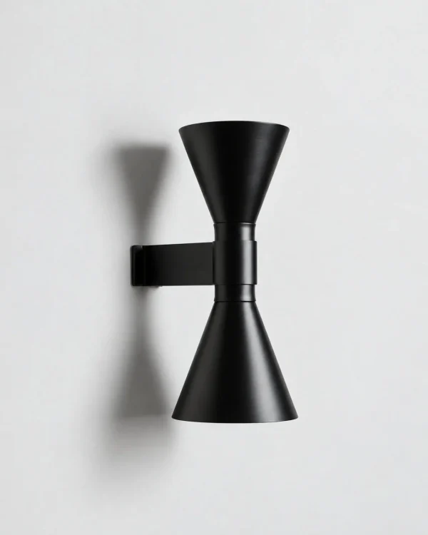 Wandlampe: Doppelkegel aus Metall und Aluminium – RIVO