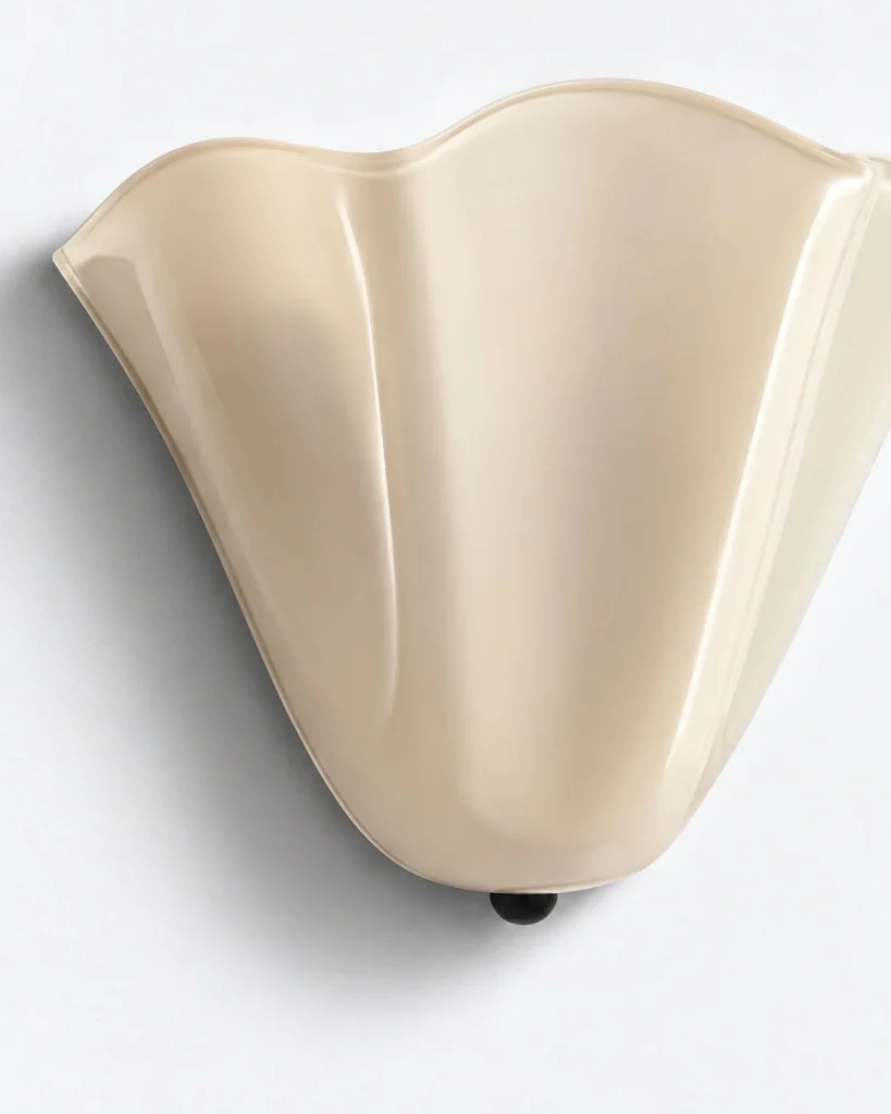 Wandlampe VITI, Glasleuchte mit geschwungener Blütenform – Detailansicht, Elfenbein