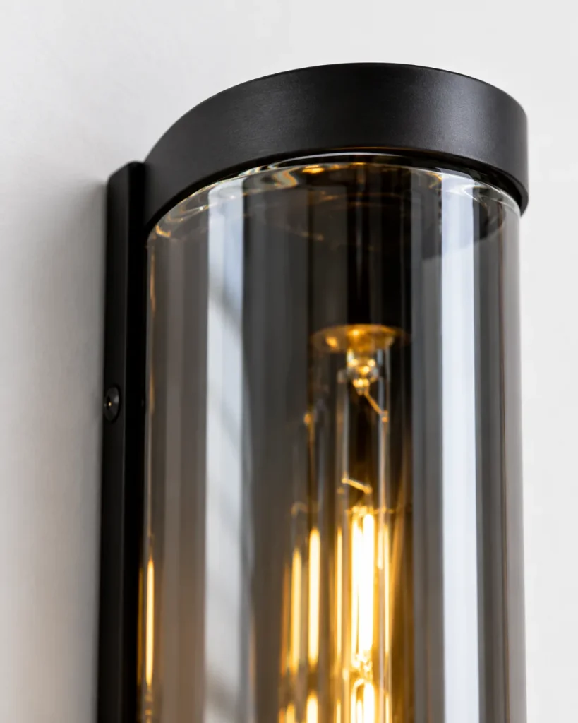 Wandlampe VENOR, Glas-Wandleuchte mit Halbzylinder, E14 – Detailansicht der schwarzen Kappe und des Rauchglases