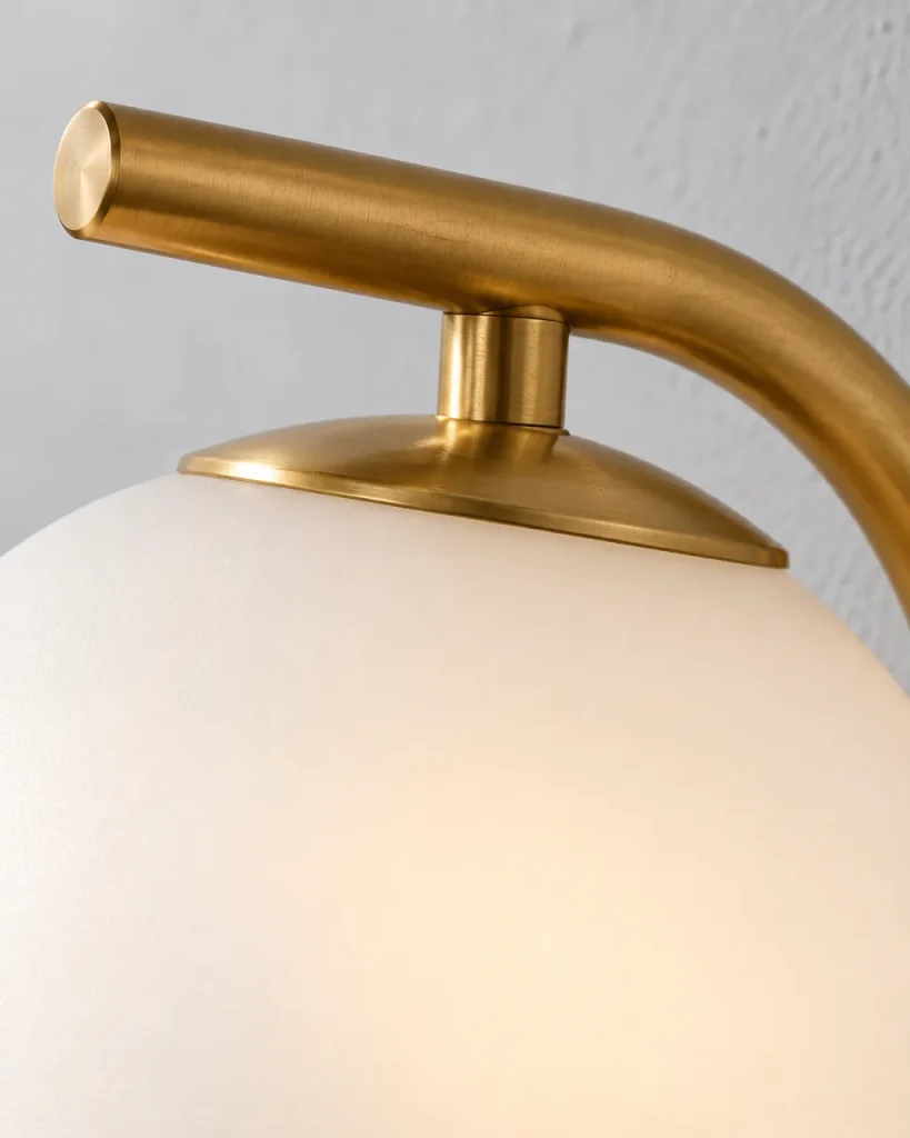 Wandlampe EREN, Glaskugel am gebogenen Arm, inkl. G9-LED – Detailansicht des gebogenen Arms, der goldenen Abdeckung und des satinierten Glases