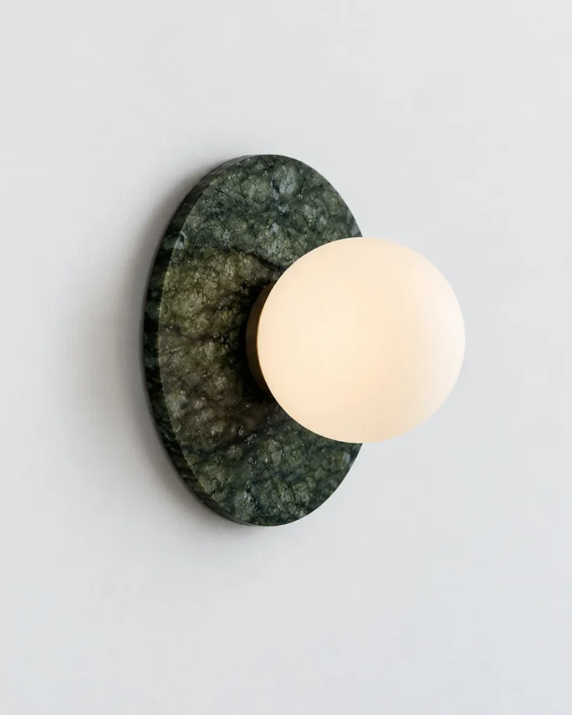 Wandlampe YOLA, Scheibe aus grünem Marmor mit Opalglaskugel – Grüner Marmor, Produktfoto